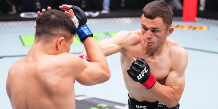 Тренер Алмахана усомнился в поражении казахстанца в UFC