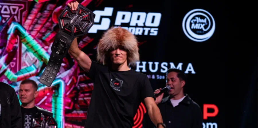 Казахстанский чемпион кроваво задушил непобедимого узбекистанца на OCTAGON 91 в Ташкенте. ВИДЕО
