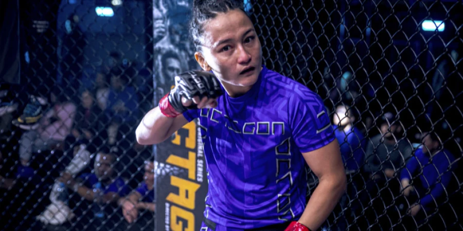 Чемпионка OCTAGON Аян Турсын провела дуэль взглядов с Фаридой Абдуевой