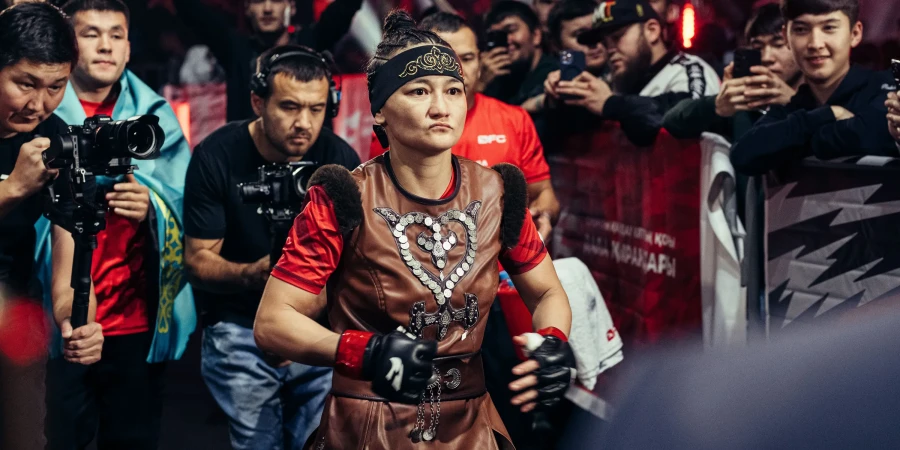Казахстанская девушка-боец досрочно проиграла в дебютном бою в Cage Fury FC. Видео