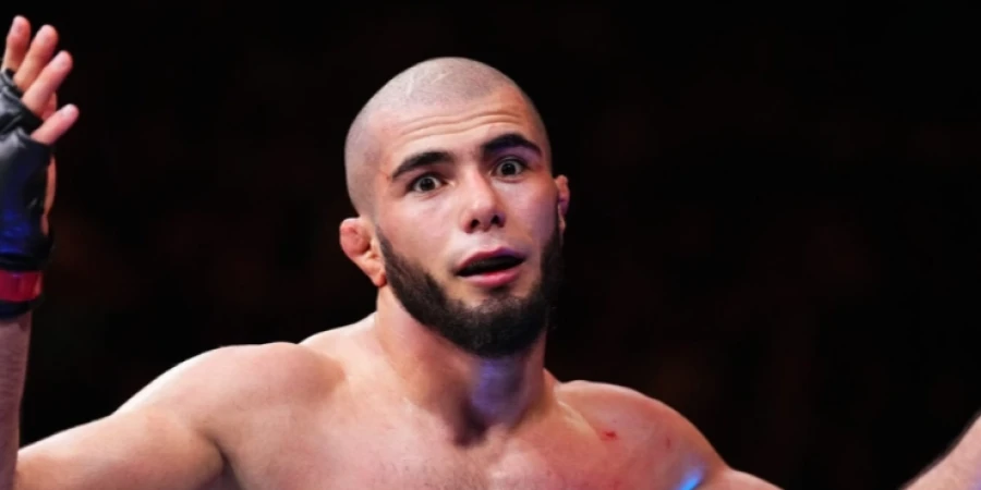 Казахстанец снялся с боя против бывшего топа UFC