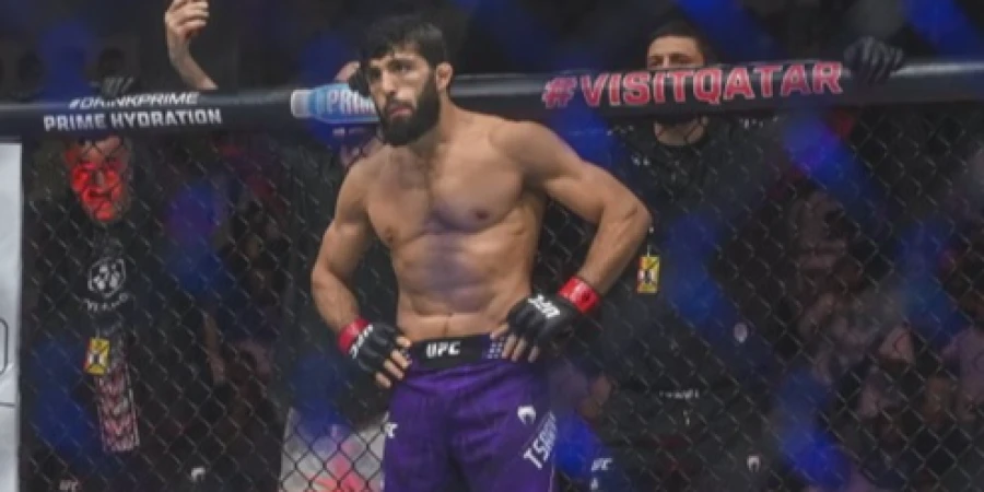 Топовый файтер UFC досрочно победил казахстанского бойца