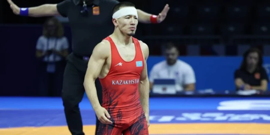 Казахстанский борец Айдос Султангали стал мировым чемпионом, одержав разгромную викторию над узбекским визави